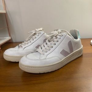 Veja V-12 Sneakers (US 6/EUR 37)